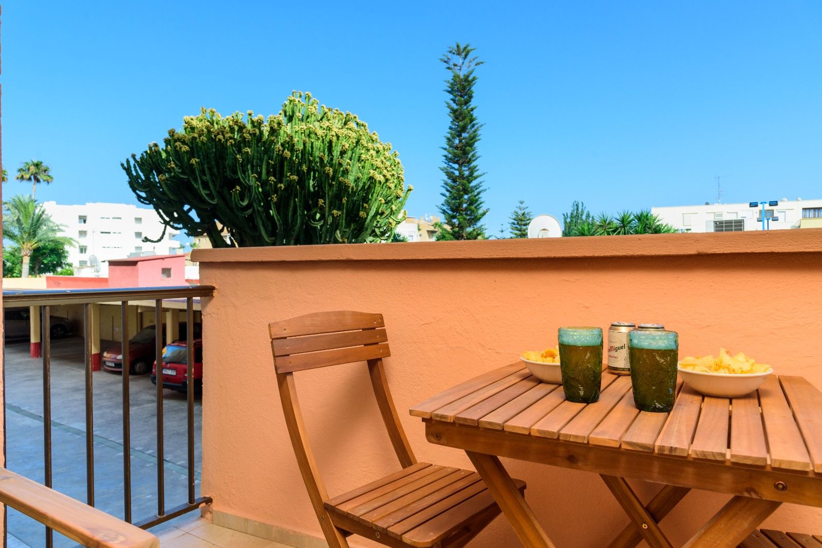 Terras met tafel en uitzicht