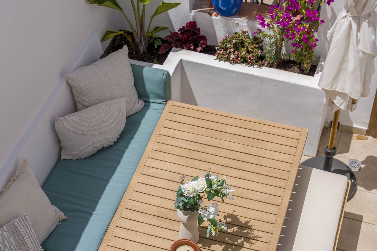 Beschutte binnenpatio met planten
