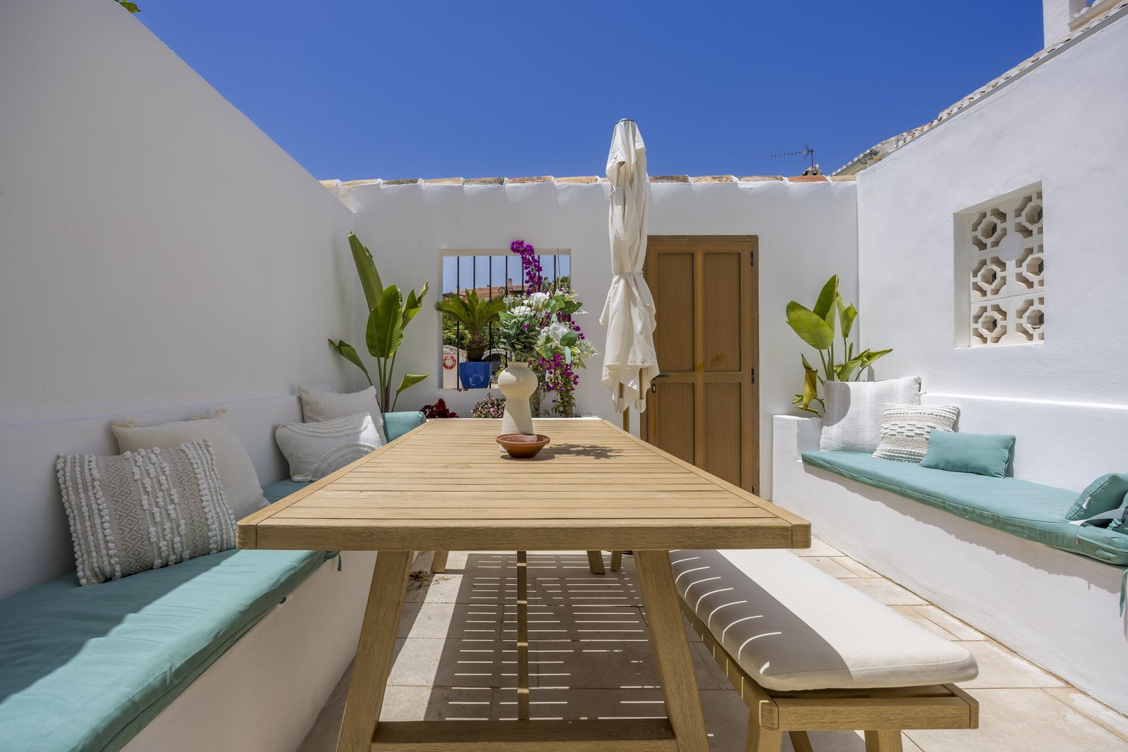 Binnenpatio met lange houten tafel