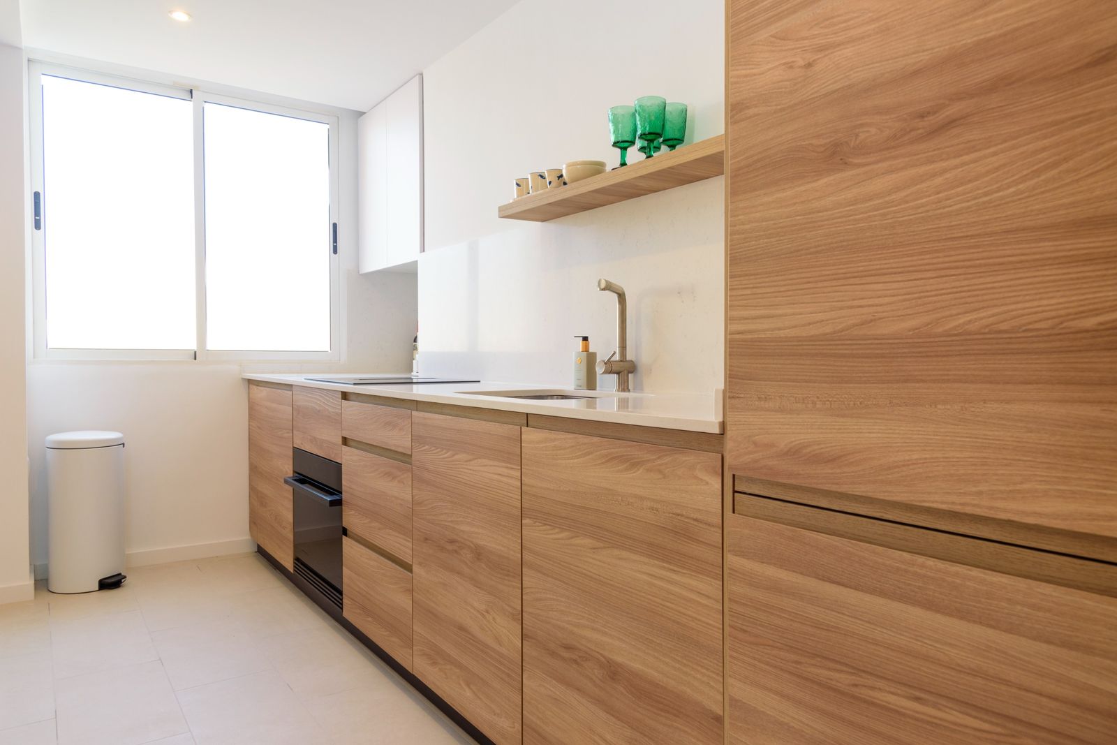 Keukenwand in hout, strak afgewerkt