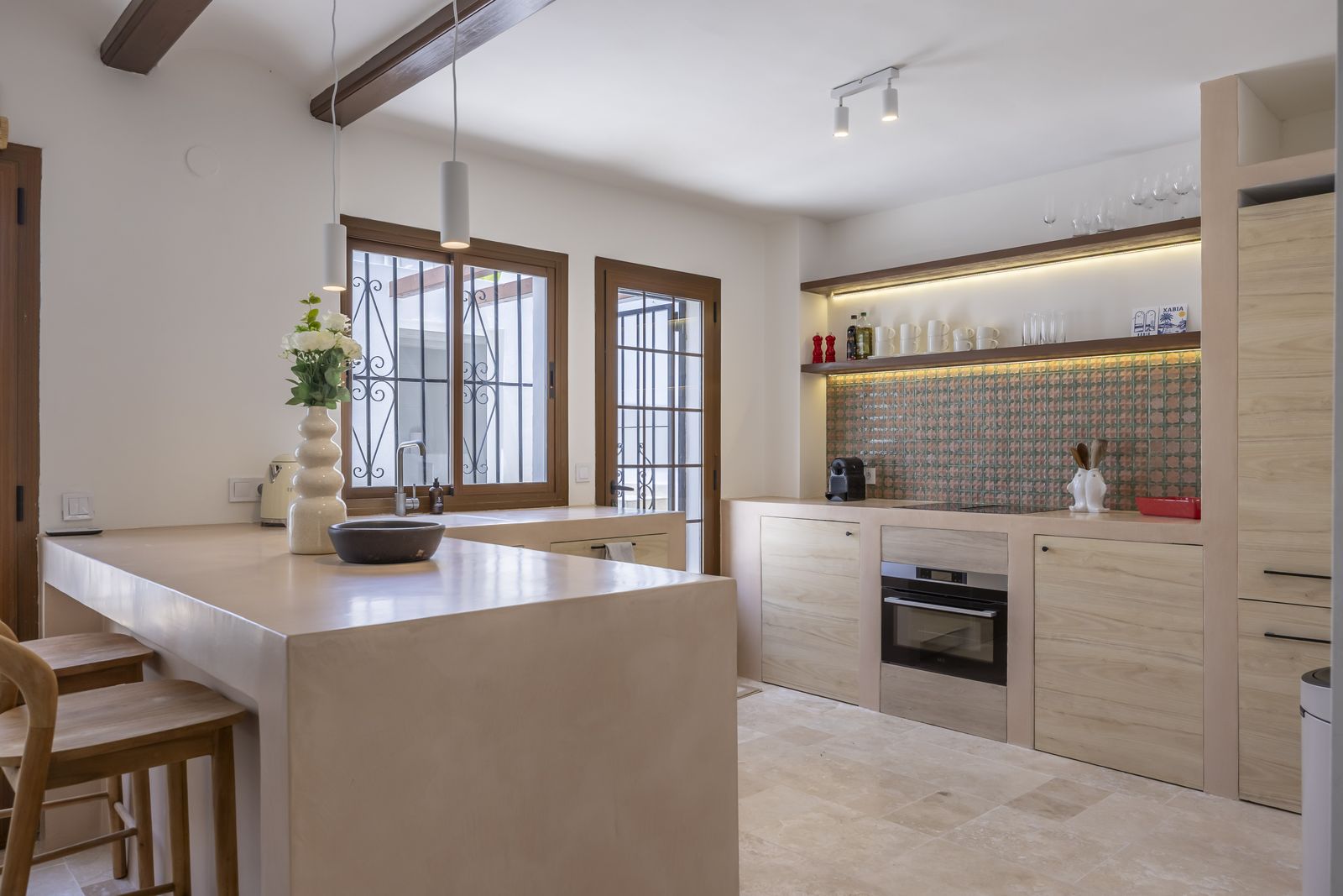 Gerenoveerde keuken met eiland en houten balken in Jávea