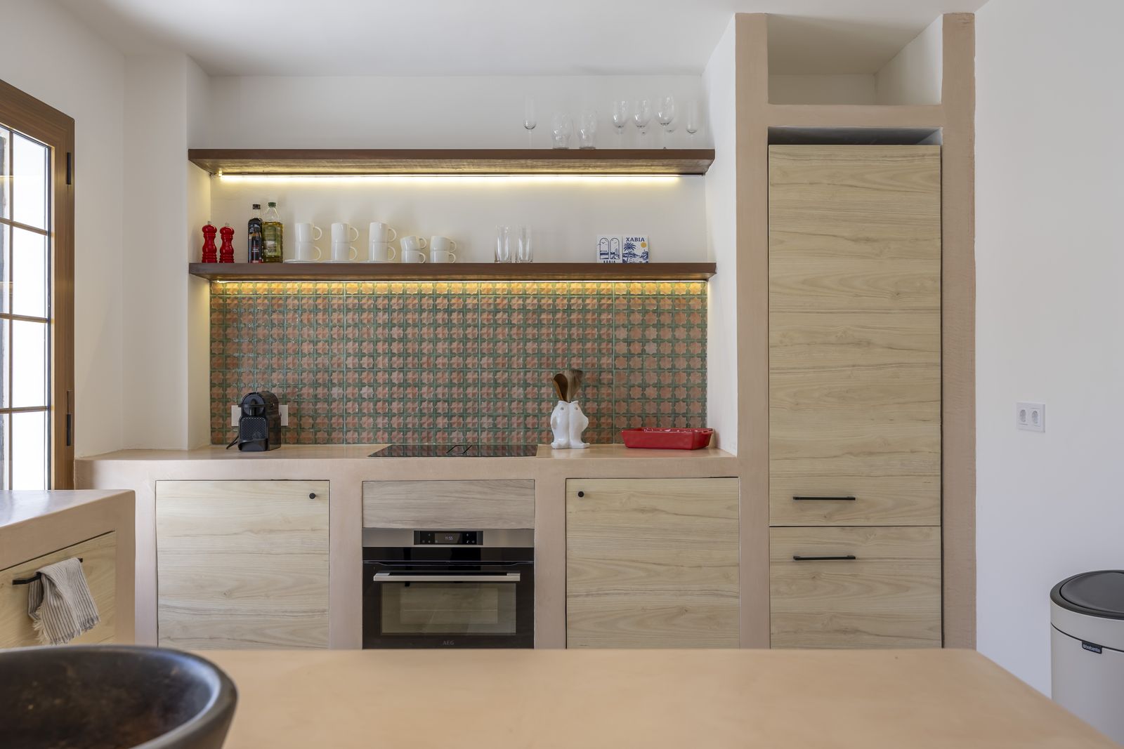 Keuken met inbouwoven en mozaïek achterwand
